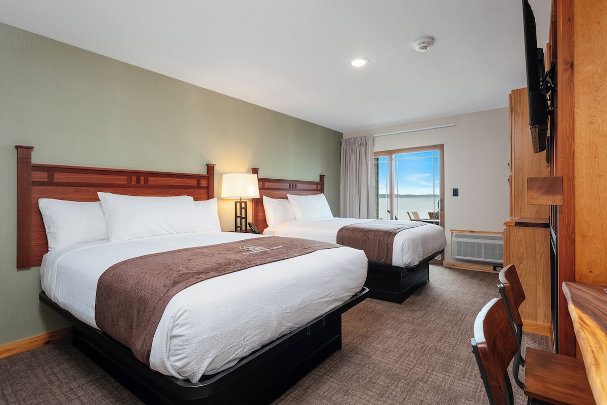 Lakeview Walkout Double Queen Room | WiFi (free), bed sheets