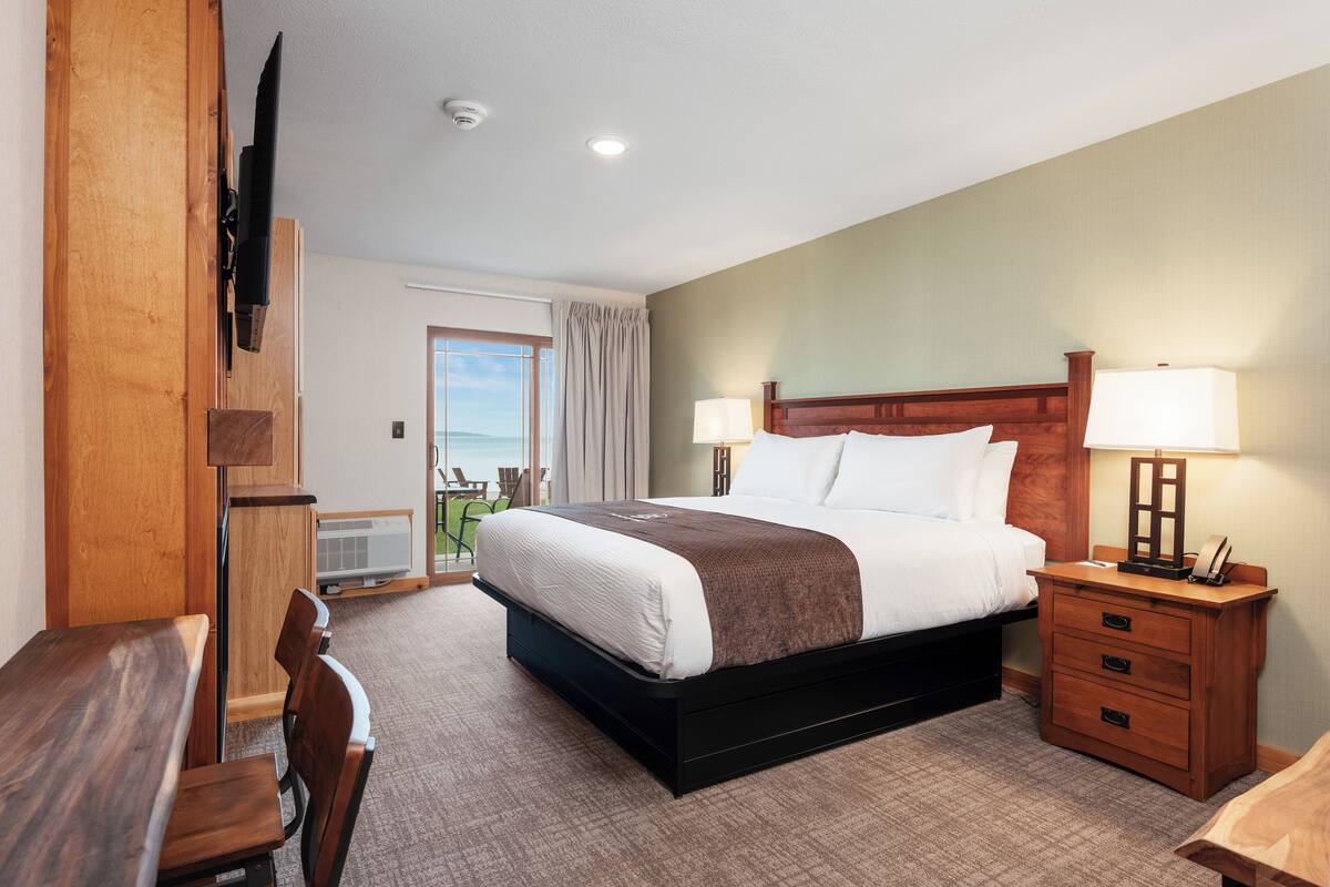 Lakeview Walkout King Room | WiFi (free), bed sheets