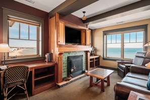 Suite, 1 chambre, balcon, vue sur la baie | Aire de séjour | Téléviseur