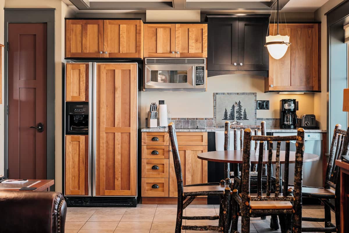 suite, 1 bedroom, balcony, corner | private kitchen | fridge, microwave