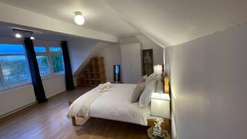 4 bedrooms, desk, iron/ironing board, free WiFi