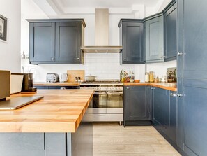 Fridge, microwave, oven, dishwasher - Stunning 3BR House with Garden Oasis - Pass the Keys (London)