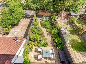 Outdoor dining - Stunning 3BR House with Garden Oasis - Pass the Keys (London)