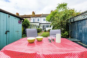 Outdoor dining - Cosy house on the seafront - Pass the Keys (Southend-on-Sea)