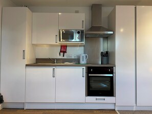 Kjøleskap, mikrobølgeovn, ovn og brødrister