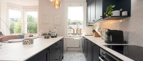 Kylskåp, mikrovågsugn, ugn och diskmaskin