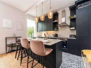 Fridge, microwave, oven, dishwasher - Cosy and Chic Flat Near Greenwich Park - Pass the Keys (London)