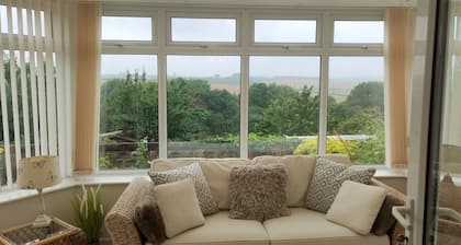 Split Level Bungalow - Sleeps4 - Close to Walks