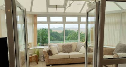 Split Level Bungalow - Sleeps4 - Close to Walks