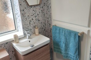 House | Bathroom - Split Level Bungalow - Sleeps4 - Close to Walks (Sutton-in-Ashfield)