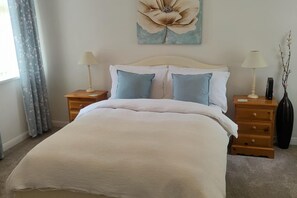 House | 2 bedrooms, iron/ironing board, free WiFi, bed sheets - Split Level Bungalow - Sleeps4 - Close to Walks (Sutton-in-Ashfield)