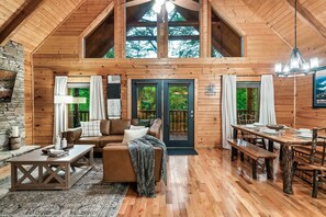 Smart TV, fireplace, video games - Mountain Oasis! 3 min to Parkway/ Resort Pool/ Top 10%/ By Old Mill District! (Pigeon Forge)