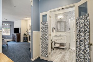 Suite (Magnolia) | Baño | Amenidades de baño gratuitas, secadora de cabello, batas 