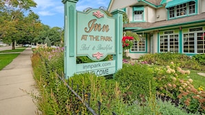 Señal del Inn at the Park con un jardín delantero.