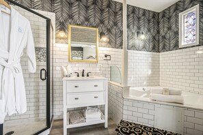 Hawthorn Suite | Bathroom | Free toiletries, hair dryer, bathrobes - Inn At the Park (South Haven)