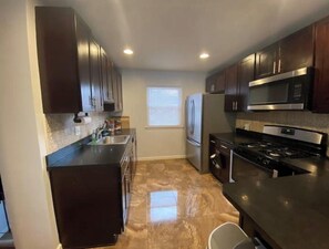 冷蔵庫、電子レンジ、オーブン、コンロ