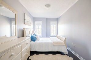 Elite House, 3 Bedrooms | 3 bedrooms, individually decorated, individually furnished, desk - GLOBALSTAY Modern 3BR house in Newmarket (East Gwillimbury)
