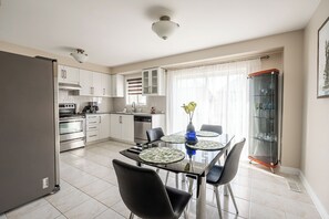 Elite House, 3 Bedrooms | Dining room - GLOBALSTAY Modern 3BR house in Newmarket (East Gwillimbury)