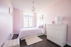 Elite House, 3 Bedrooms | 3 bedrooms, individually decorated, individually furnished, desk - GLOBALSTAY Modern 3BR house in Newmarket (East Gwillimbury)