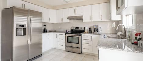 Elite House, 3 Bedrooms | Private kitchen | Full-sized fridge, microwave, oven, stovetop