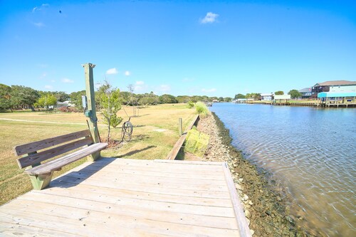 Relaxing Caney Creek views or just minutes from the beach!