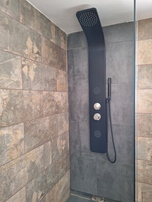 Dusche, Haartrockner, Handtücher, Seife