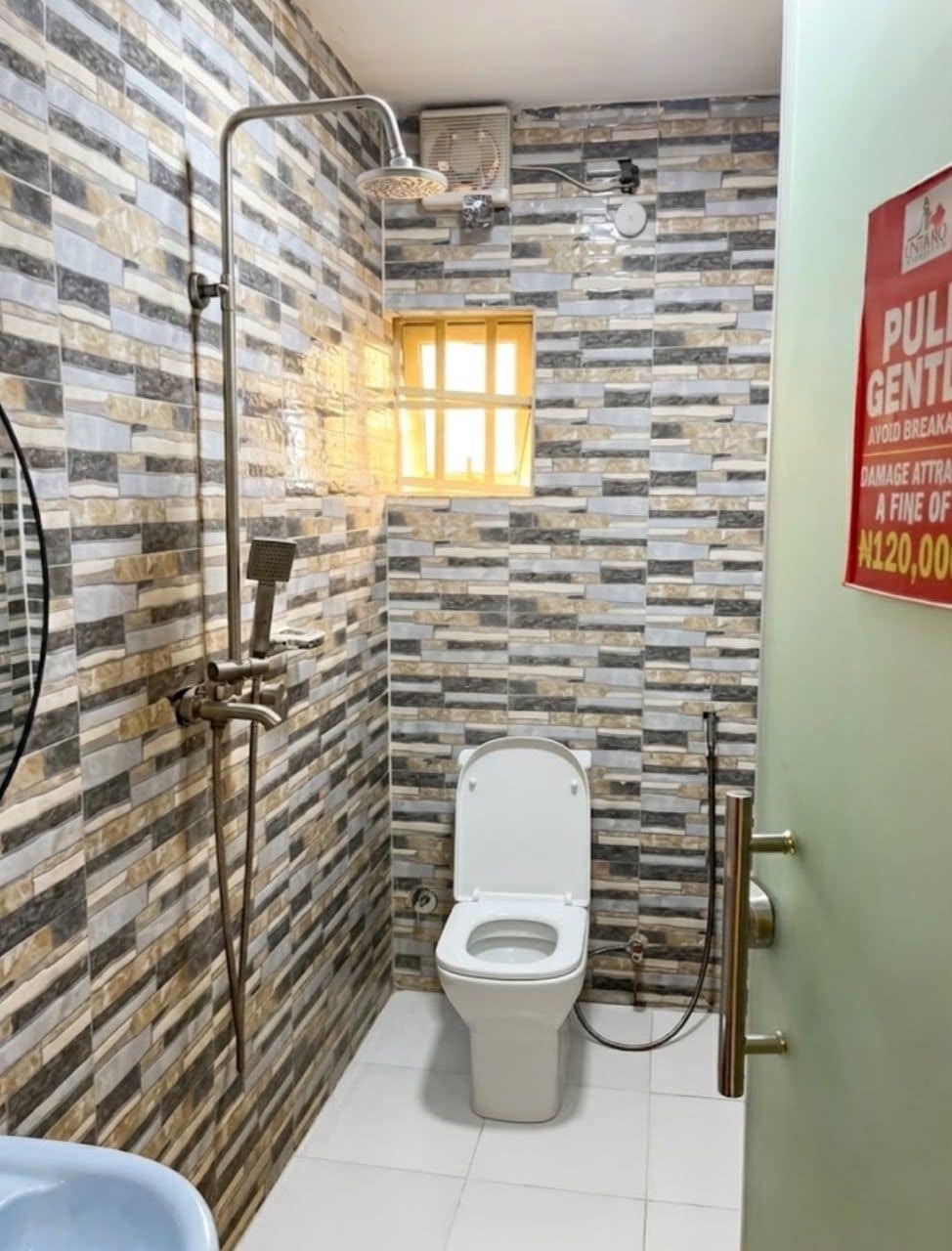 Une salle de bain avec une douche, des toilettes et un lavabo bleu.