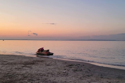 Beach house-less than 1 minute walk to the beach