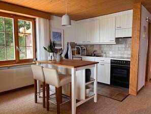 Kühlschrank, Ofen, Herdplatte, Wasserkocher mit Kaffee-/Teezubehör