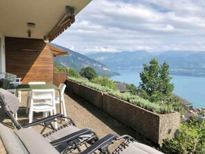 Outdoor dining - Terrace with View • Cozy Retreat • Free Parking (Tschingel)