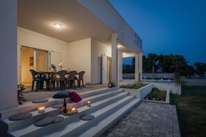 Outdoor dining - Villa Pensa - First line to the sea, newly built luxury villa (Kaštel Štafilic)