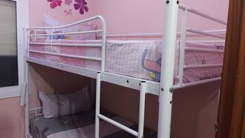 Een strijkplank/strijkijzer, wifi, beddengoed