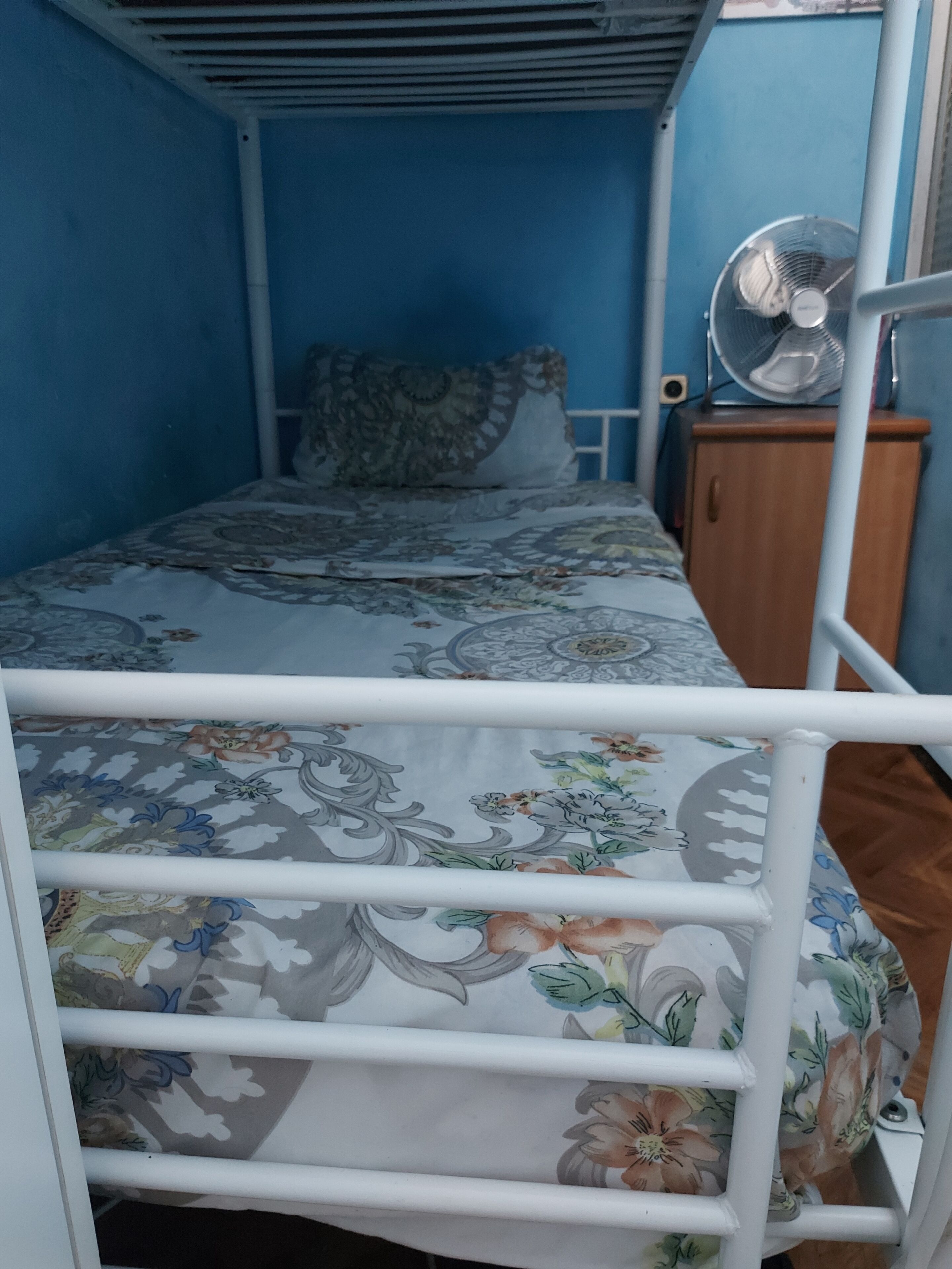 Een strijkplank/strijkijzer, wifi, beddengoed