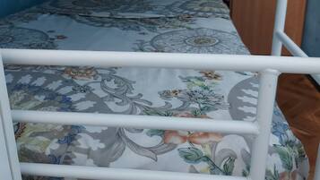 Een strijkplank/strijkijzer, wifi, beddengoed