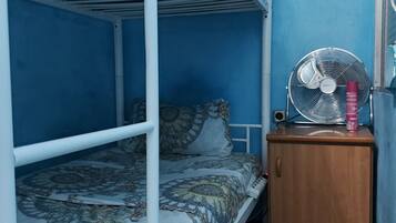 Een strijkplank/strijkijzer, wifi, beddengoed