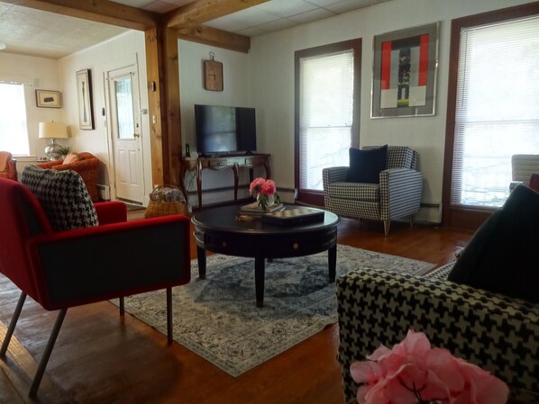 Smart TV, fireplace, books, stereo