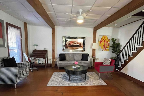 Een smart-tv, een open haard, boeken en een stereo