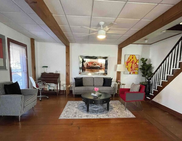 Smart TV, fireplace, books, stereo