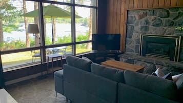 Smart TV, fireplace