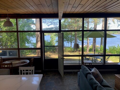 Newly renovated family cottage on Georgian Bay steps from Honey Harbour
