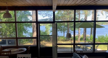 Newly renovated family cottage on Georgian Bay steps from Honey Harbour