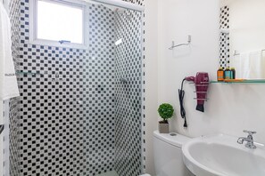 Apartamento básico | Banheiro | Chuveiro, sabonete