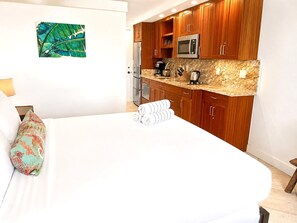 1 habitación, tabla de planchar con plancha y cuna de viaje 