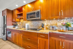 Microondas, horno, lavavajillas y cafetera y tetera 
