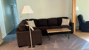 Smart-TV, Tischfußball, Tischtennisplatte, Bücher