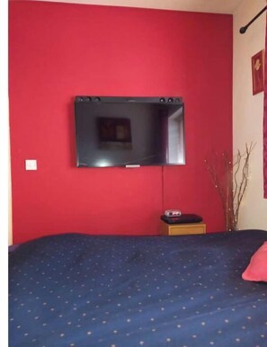 1 bedroom, bed sheets