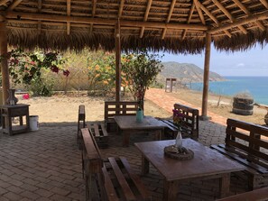 Outdoor dining - Charming and quiet ocean view beach chalet (Manta)