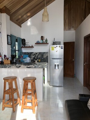 Refrigerador, parrilla de estufa y cafetera y tetera