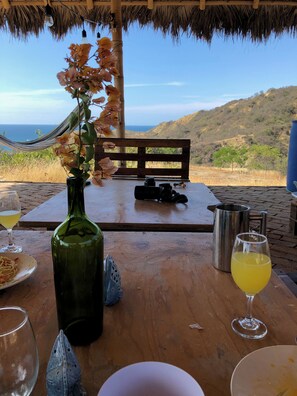 Outdoor dining - Charming and quiet ocean view beach chalet (Manta)