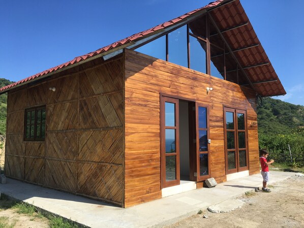 Exterior - Charming and quiet ocean view beach chalet (Manta)